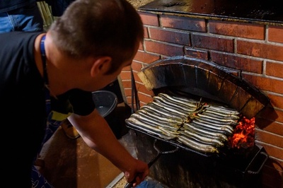 サケの血を吸うヤツメウナギ、ラトビアで珍味として人気