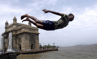 アラビア海に飛び込むムンバイの少年、インド