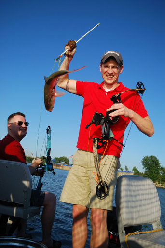 外来種のコイを弓で射る、「駆除を楽しむ」アトラクション 米国