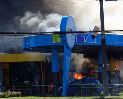 ガソリン積載トラックが給油所で爆発、3人負傷 チリ