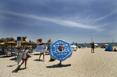砂浜にトンネル掘ったら生き埋めに･･･2時間後救出、スペイン