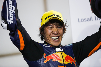 長島が亡き「兄弟」富沢選手にささぐ初優勝、Moto2開幕戦を制す
