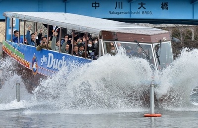 水陸両用バス「スカイダック」、運行開始 都内