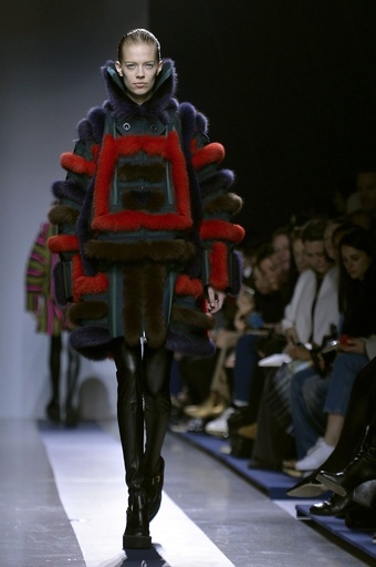 オーバーサイズのコートも柔らかなシルエットに、「サカイ」15/16秋冬