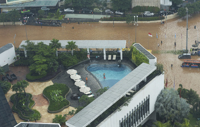 インドネシア首都で洪水、1万人避難