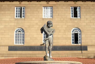 ケニアの小便小僧像、｢小児性愛を誘発する｣と男性団体が糾弾