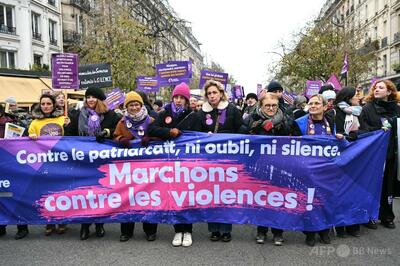 女性に対する暴力に怒り、対策求め数万人が抗議デモ フランス