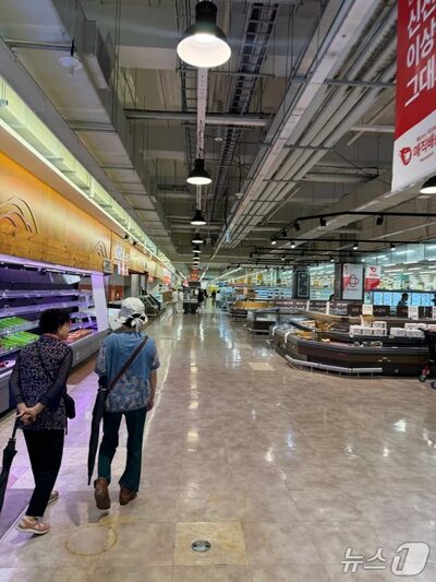韓国ホームプラスが破産危機…半額セールに客殺到、売り場は空に