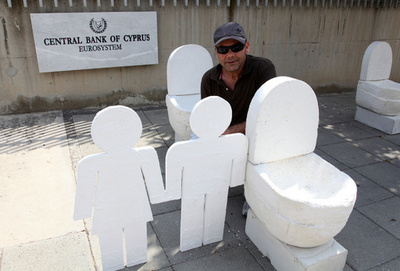 トイレに流れ落ちる経済？ 「便器」並べキプロス金融危機に抗議