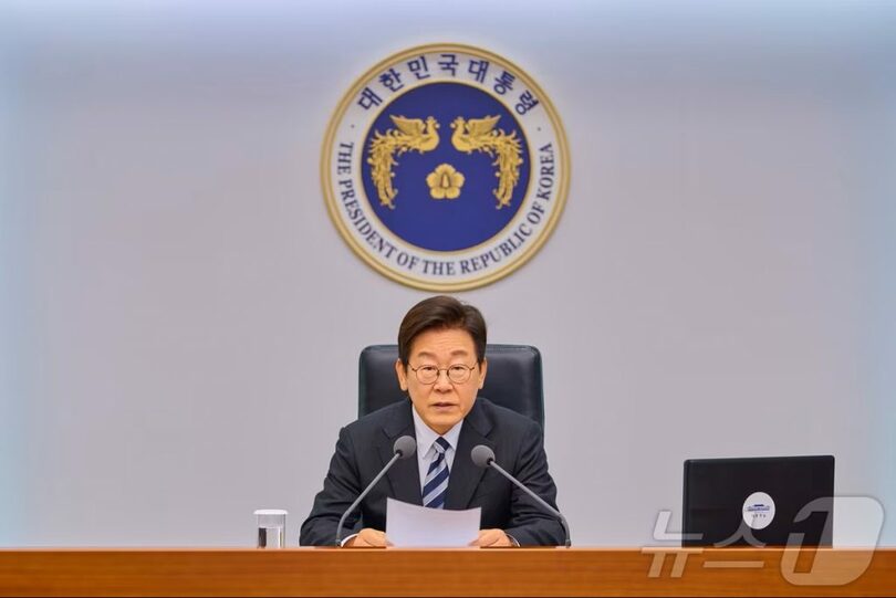 2025年10月23日、ソウル・龍山の大統領室庁舎で開かれた首席補佐官会議で発言するイ・ジェミョン（李在明）大統領＝大統領室提供(c)news1