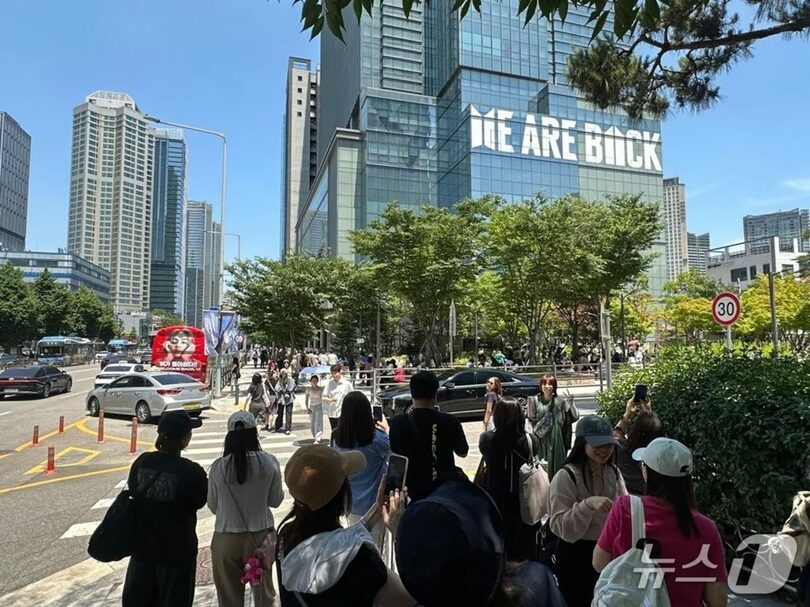 世界中から訪れたBTSファン（ARMY）で賑わうソウル・龍山区のHYBE本社前(c)news1