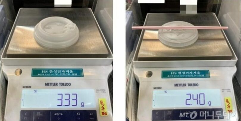 バーガーキングの売り場で使用しているドリンキングリッド（左）と、プラスチック蓋＋ストローの重さを比較してみた(c)MONEYTODAY