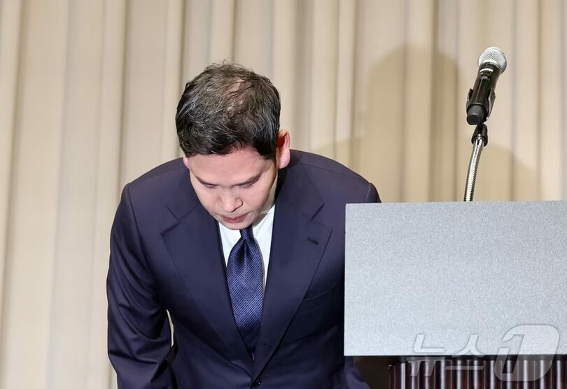 スターバックス「タンクデー」騒動について謝罪する新世界グループのチョン・ヨンジン（鄭溶鎮）会長(c)news1