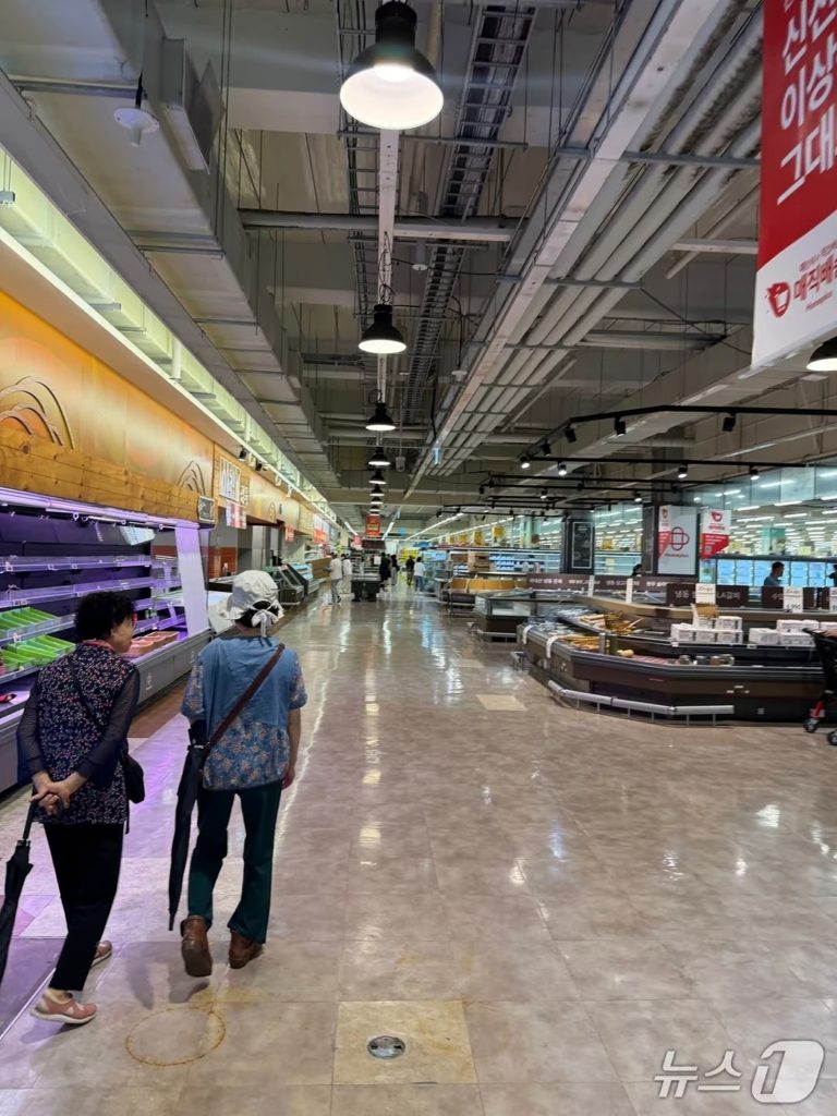 韓国江原道春川市のホームプラス春川店で、割引商品を選ぶ買い物客(c)news1