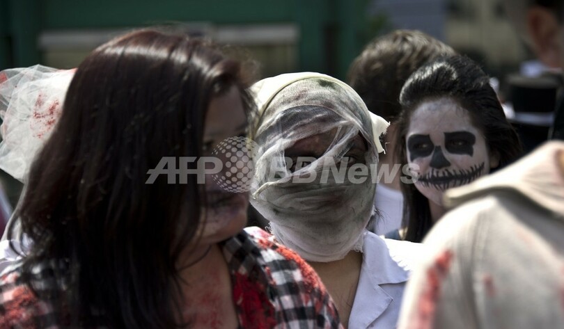 南米チリにもゾンビ襲来、カラフルなウィッグの「元」ピエロも