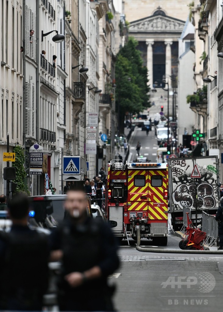 パリで武装した男が立てこもり 人質2人無事解放、犯人逮捕