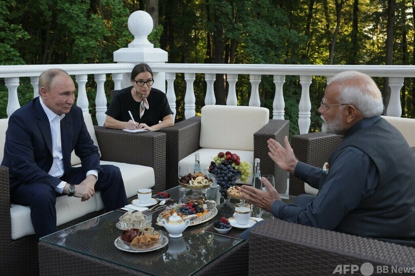 モディ印首相、プーチン大統領と熱烈ハグ 5年ぶりにロシア訪問