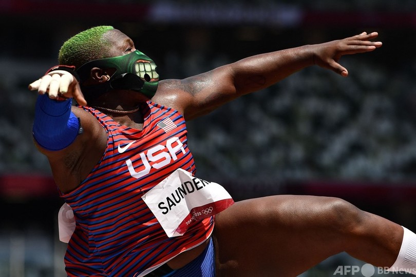 東京五輪、表彰台で初の抗議行動 米女子砲丸投げ選手