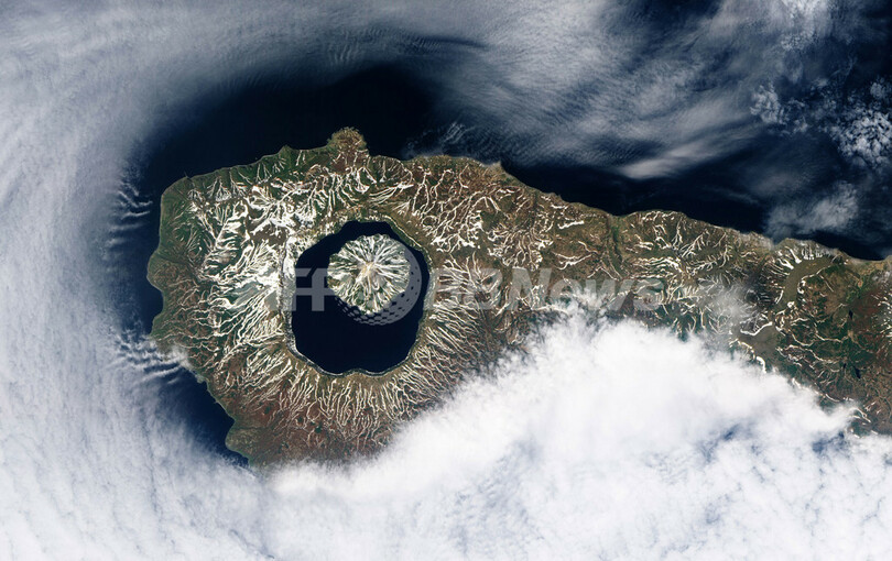 NASAの観測衛星がとらえた千島列島のカルデラ湖