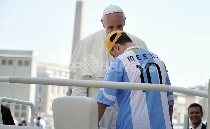 ローマ法王、ダウン症児を「パパモビル」に座らせる