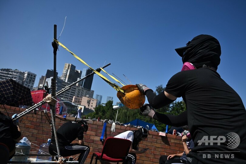 香港、大学周辺でデモ隊が火炎瓶 「実弾」使用やむを得ないと警察