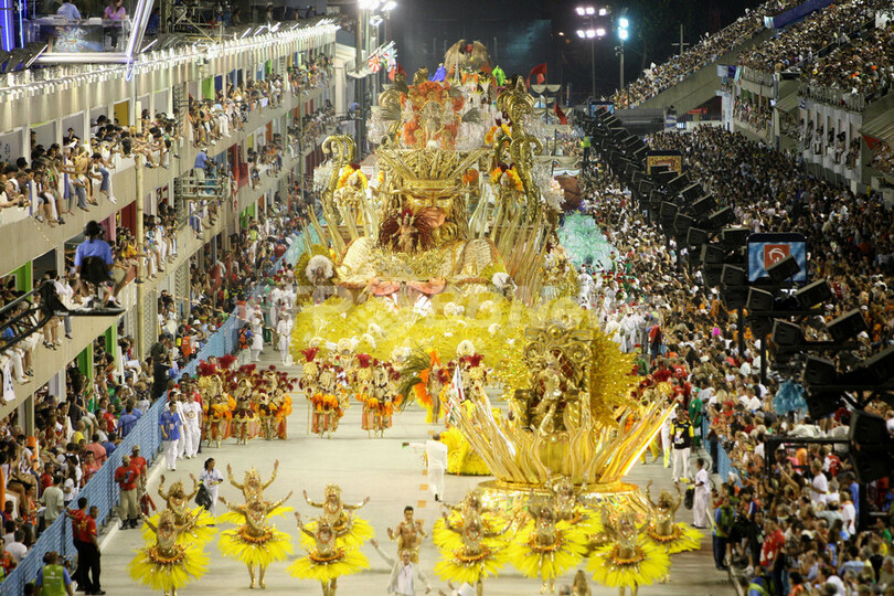 ブラジル・リオのカーニバル、一夜目から興奮は最高潮