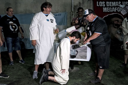 マラドーナ教 の信者 崇拝する神しのぶ 存命なら61歳の誕生日 写真9枚 国際ニュース Afpbb News