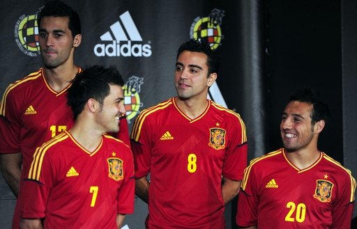 スペイン代表が新ユニフォームを発表、100試合出場選手の表彰も 写真8