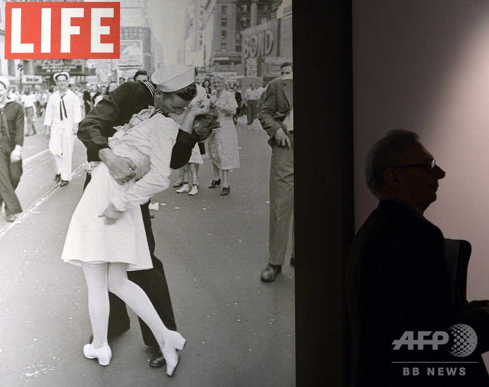 勝利のキス」像、女性の脚に#MeToo落書き 米フロリダ州 写真1枚 国際