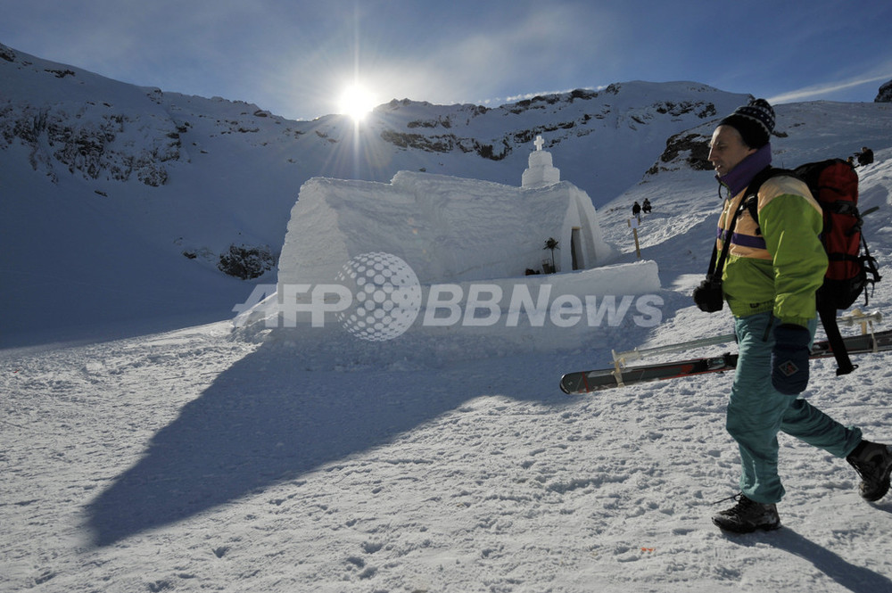 ルーマニアの雪山に「氷の教会」が出現 写真4枚 国際ニュース：AFPBB News