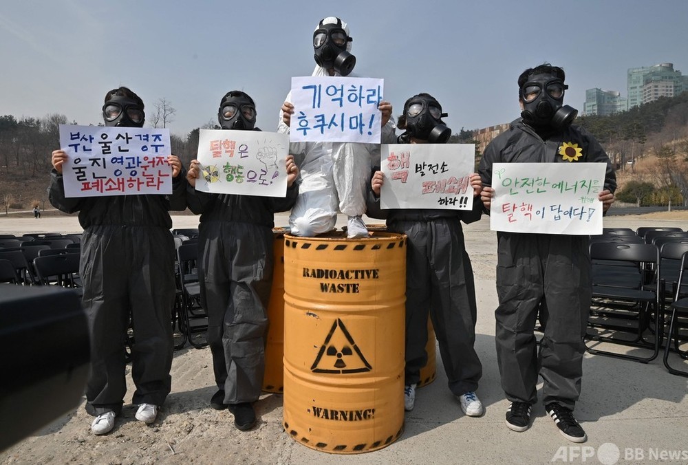 「福島を忘れるな！」 ガスマスク姿で脱原発デモ 韓国