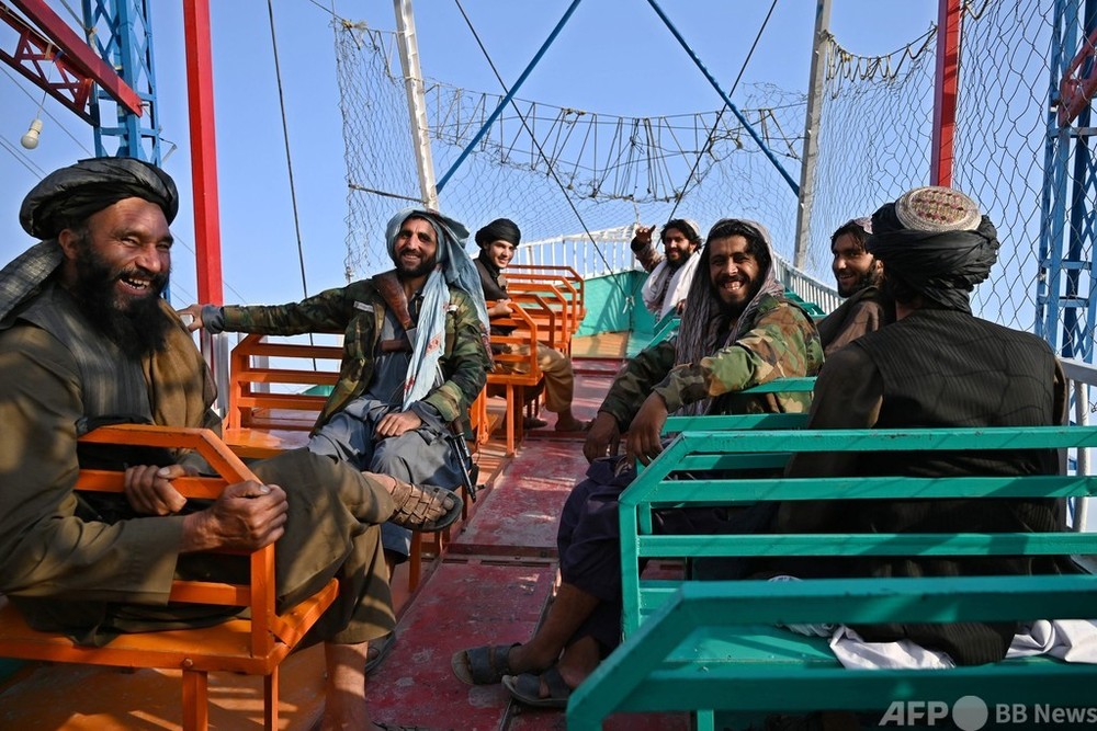 タリバン戦闘員、遊園地で羽伸ばす 娯楽禁止の懸念よそに