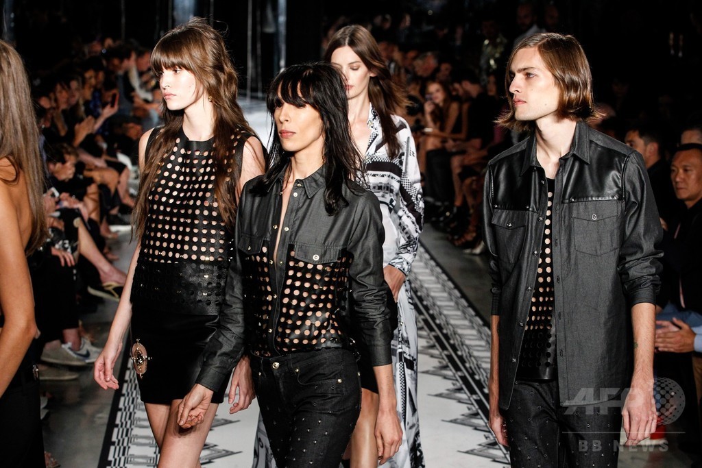 アンソニー・バカレロとコラボ、「ヴェルサス ヴェルサーチ」15年春夏