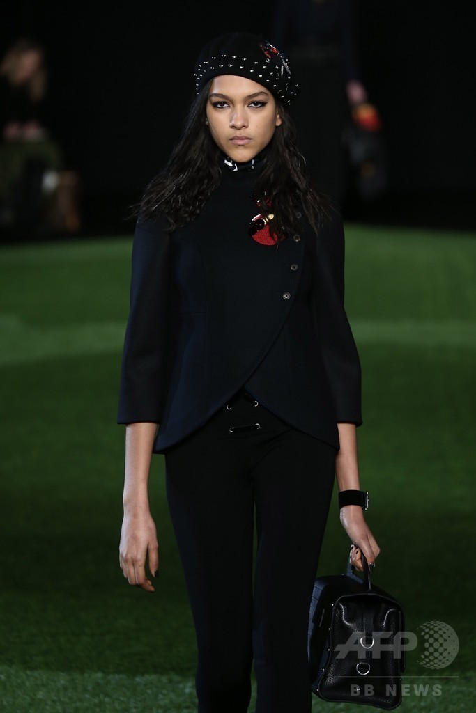 若者へのメッセージを服に、「マーク BY マーク ジェイコブス」15/16年秋冬