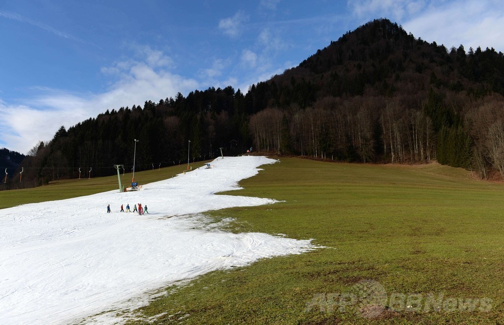 ドイツ南部では雪不足、さびしいスキー場