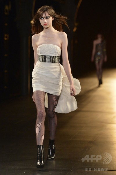 フリルスカートやタイトドレス、レザーレギンスでロックを追求「サンローラン」15/16秋冬