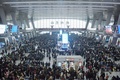 中国・杭州の鉄道駅で列車を待つ人々（2021年1月28日撮影）。(c)STR / AFP