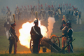 フランス皇帝ナポレオン（Napoleon）の遠征軍と帝政ロシア軍が激戦を繰り広げた1812年の「ボロジノの戦い」から今年で200年となることを記念し、モスクワ（Moscow）西方のボロジノ（Borodino）で2日、戦いを再現するイベントが行われた。

　当時の軍服や刀剣などを用いて戦いを忠実に再現したイベントには、ロシア政府が110万ドル（約8700万円）を出資。フランス側1550人、ロシア側1450人の兵士を演じる計3000人が参加。ジスカール・デスタン（Giscard d&apos;Estaing）仏元大統領と、ウラジーミル・プーチン（Vladimir Putin）露大統領も「観戦」に訪れた。これに先立ち、プーチン大統領の補佐官は「ボロジノの戦い」再現イベントを「若者の愛国教育」を広めるために活用したいと述べた。

　1812年9月7日の「ボロジノの戦い」は合戦では勝利しながら、戦争には負けた戦将の際立った例だ。

　ボロジノでは2万人のナポレオン軍が激戦の末に、兵力の多い4万5000人の露軍を破った。しかし痛手が大きかったため、ナポレオンはモスクワに進軍を開始する前に回復期間を置くことにした。この時にナポレオンはおそらく、敵方のクトゥーゾフ将軍が戦闘の翌日に一時撤退したことを知らなかったとされる。この休息の決断が、ナポレオンにとって致命的な誤算だった。

　帝政ロシア軍は兵力の半分を失っていたが、近くの村落で体制を立て直す時間ができ、戦術を練った。ナポレオン軍が入城したモスクワは、市民は脱出しもぬけの殻で、そこに焦土戦術が追い打ちをかけた。士気を失ったナポレオン軍は退却を余儀なくされた（2012年9月2日撮影）。(c)AFP/Kirill Kudryavtsev
