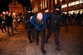 ロシアの首都モスクワで、反戦デモ参加者を拘束する警察官（2022年2月24日撮影）。(c)Kirill KUDRYAVTSEV / AFP
