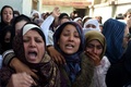 アフガニスタンの首都カブールで、イスラム教の聖典コーランを燃やしたとして集団暴行されて死亡した女性の葬儀で、嘆き悲しむ遺族たち（2015年3月22日撮影）。(c)AFP/Wakil Kohsar