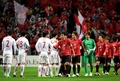 サッカーAFCチャンピオンズリーグ、グループF第4節、浦和レッドダイヤモンズ対上海上港。試合後に上海上港の選手たち（左）と握手を交わす浦和レッドダイヤモンズの選手たち（2017年4月11日撮影）。(c)AFP/Toshifumi KITAMURA