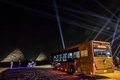 エジプト・ギザの三大ピラミッドで、同地で初となる電気バスの試験運用開始に合わせて開かれた式典の様子（2020年10月20日撮影）。(c)Khaled DESOUKI / AFP