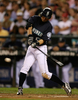 09MLB、シアトル・マリナーズ（%%Seattle Mariners%%）のイチロー（%%Ichiro Suzuki%%）は18日、ニューヨーク・ヤンキース（%%New York Yankees%%）戦に1番・右翼で先発出場し、9回に逆転サヨナラ2点本塁打を放つなど5打数4安打2打点を記録した。試合はマリナーズが3-2でサヨナラ勝ちを収めた。写真は3回に安打を放つマリナーズのイチロー。（2009年9月18日撮影）(c)AFP/Getty Images/Otto Greule Jr