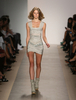 米・ニューヨーク市内で発表されたエルベ・レジェ バイ マックスアズリア（Herve Leger By Max Azria）の10年春夏コレクション（2009年9月13日撮影）。(c)AFP/Getty Images/Kristian Dowling