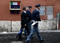 イタリアの首都ローマの街角に設置された、裁断された欧州旗で覆われるイタリア国旗のストリートアート。ストリートアーティストのMaupal氏がバンクシーに触発されて制作した作品で、イタリア語で「イエス」を意味する「si」にかけて「Bank-si」と書かれている（2018年10月11日撮影）。(c)Filippo MONTEFORTE / AFP