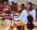 ポーランドのワルシャワ・フィルハーモニーホールでキーウ交響楽団のリハーサルに臨むオレクシー・プシェニチニコフさん（2022年4月19日撮影）。(c)JANEK SKARZYNSKI / AFP