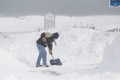 暴風雪に見舞われた米マサチューセッツ州ボストン近郊シチュエートで雪かきをする男性（2015年2月15日撮影）。(c)AFP/Getty Images/Scott Eisen