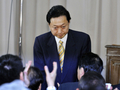 国会内で開かれた民主党の臨時両院議員総会で辞意を表明する鳩山由紀夫（Yukio Hatoyama）首相（2010年6月2日撮影）。(c)AFP/Yoshikazu TSUNO