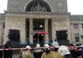爆発があったロシア・ボルゴグラード（Volgograd）の駅で、被害状況を調べる消防士や治安当局者ら（2013年12月29日撮影）。(c)AFP