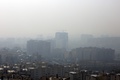大気汚染によるスモッグに覆われたイランの首都テヘラン北部（2019年12月15日撮影）。(c)STR / AFP